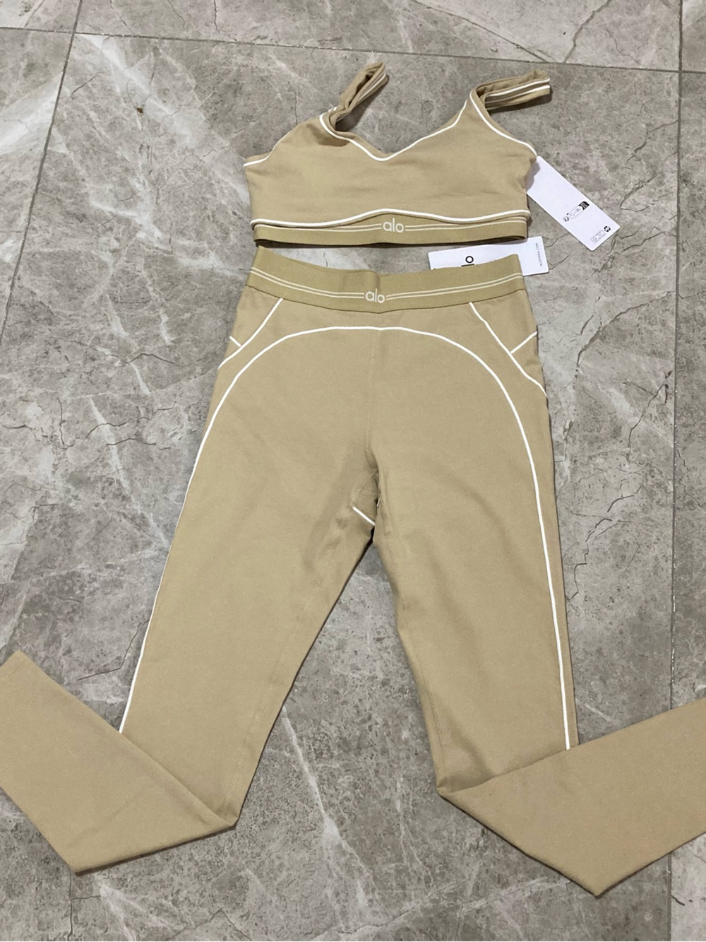 ALO Yoga momen’sTan Leggings and Crop Top Set with White Trim - Picture 1 of 5